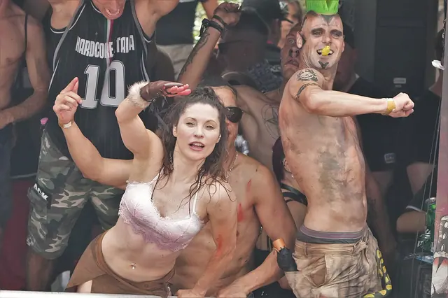 30. Street Parade in Zürich am 12. August 2023: 920'000 Besucherinnen und Besucher lockte die Street Parade laut den Organisatoren an (Vorjahr: 900'000). Die Street Parade gilt als weltweit grösste Technoparty. Sie steht für Freiheit, Liebe und Toleranz. Im Jahr 2023 stand die Jubiläumsaustragung unter dem Motto 