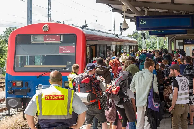 Festival-goers travelling to the ‘Fusion’ festival in Neustrelitz want to take the Hanseatische Eisenbahn’s small VT120 diesel railcar (NE81) to Mirow.