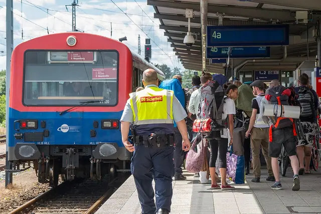 Neustrelitz: The Hanseatische Eisenbahn’s VT 120 is struggling to cope with the rush of passengers during the Fusion Festival in Lärz (Röbel-Müritz district).