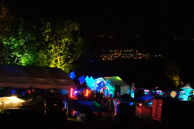Goa-Outdoor-Party auf der ersten Jurakette mit Blick über das Schweizer Mittelland