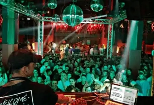 DJ y productor español de música tech-house, Guille Placencia, en el Main Room del Club Vértigo en San José de Costa Rica. Agosto de 2019.